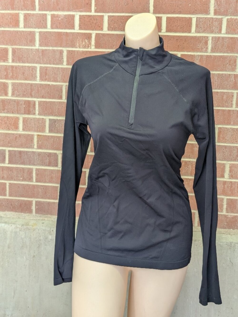 Athleta Women's M Black Zip Up Running Jacket Long Sleeve Gripper Hem Activewear